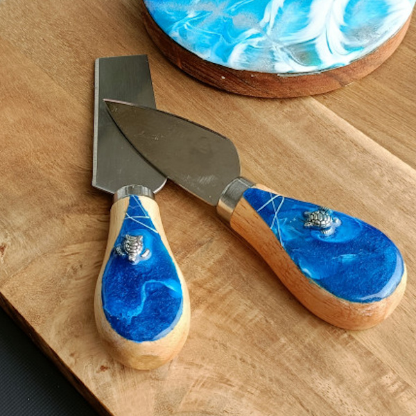 Example of use of silver turtle decoration on cheese knives